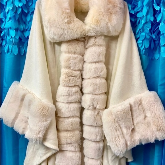 NY Designers Jackets & Blazers - Plush Faux Fur Cape Coat